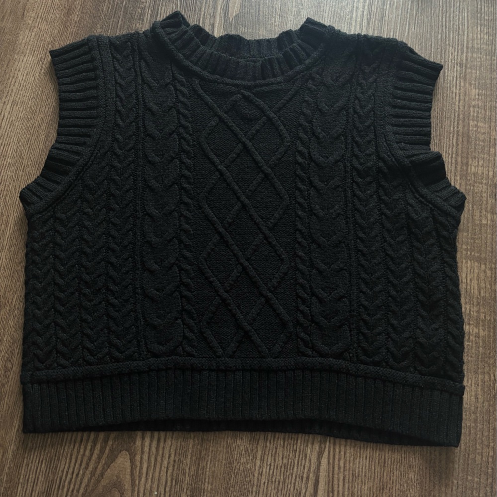 Black knitted crop top #croptop